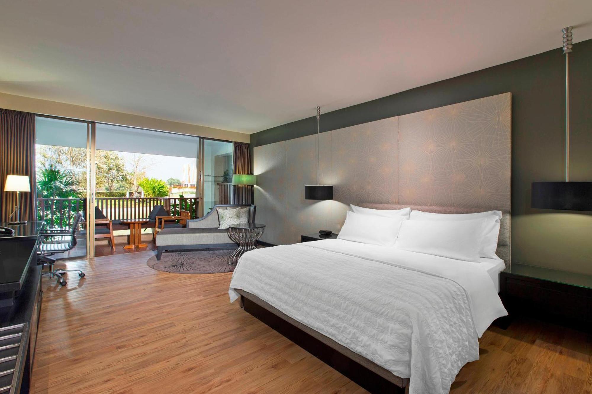 Deluxe Garden View Guest room 1 King Garden view Balcony