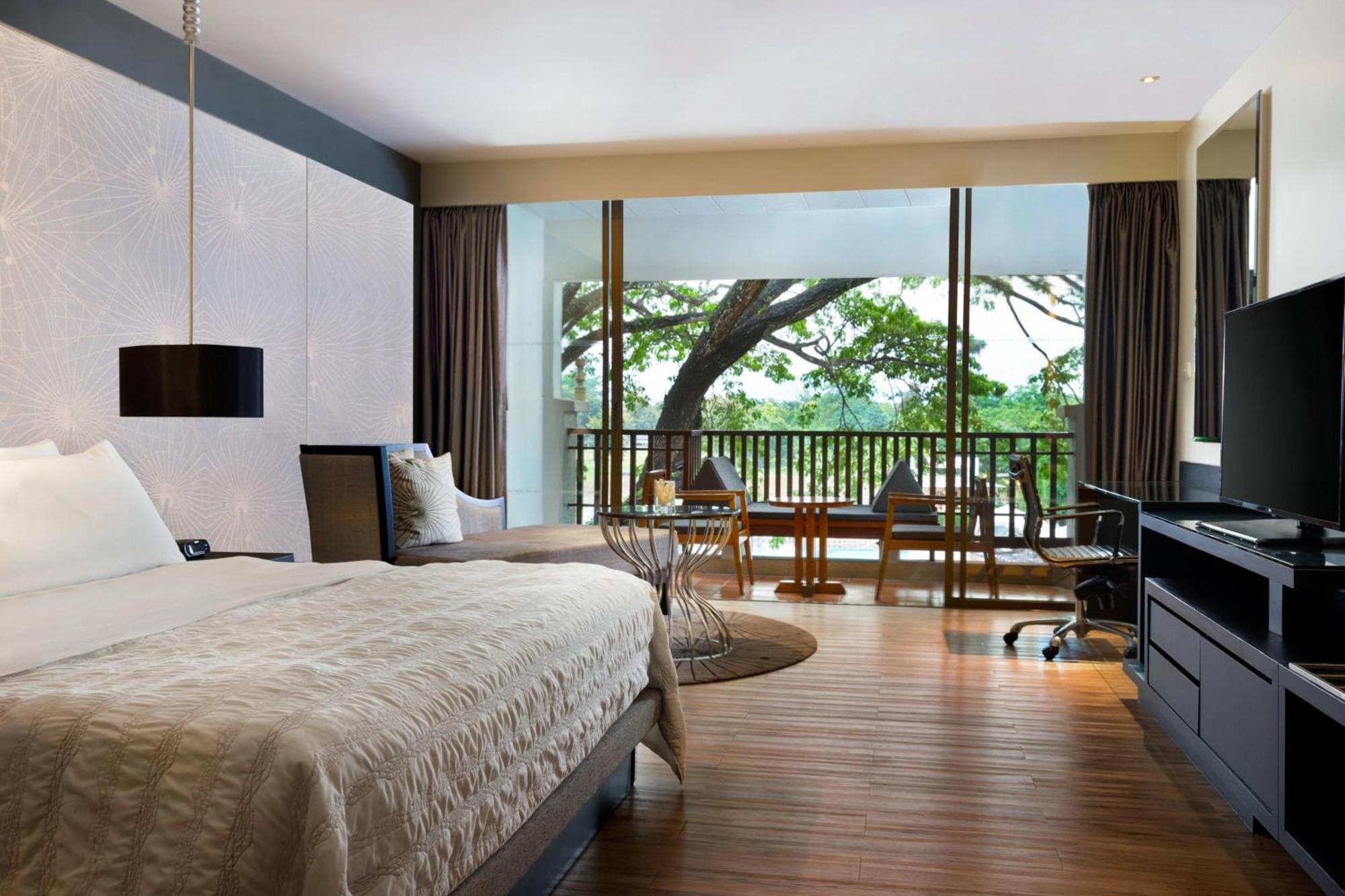 Deluxe Garden View Guest room 1 King Garden view Balcony