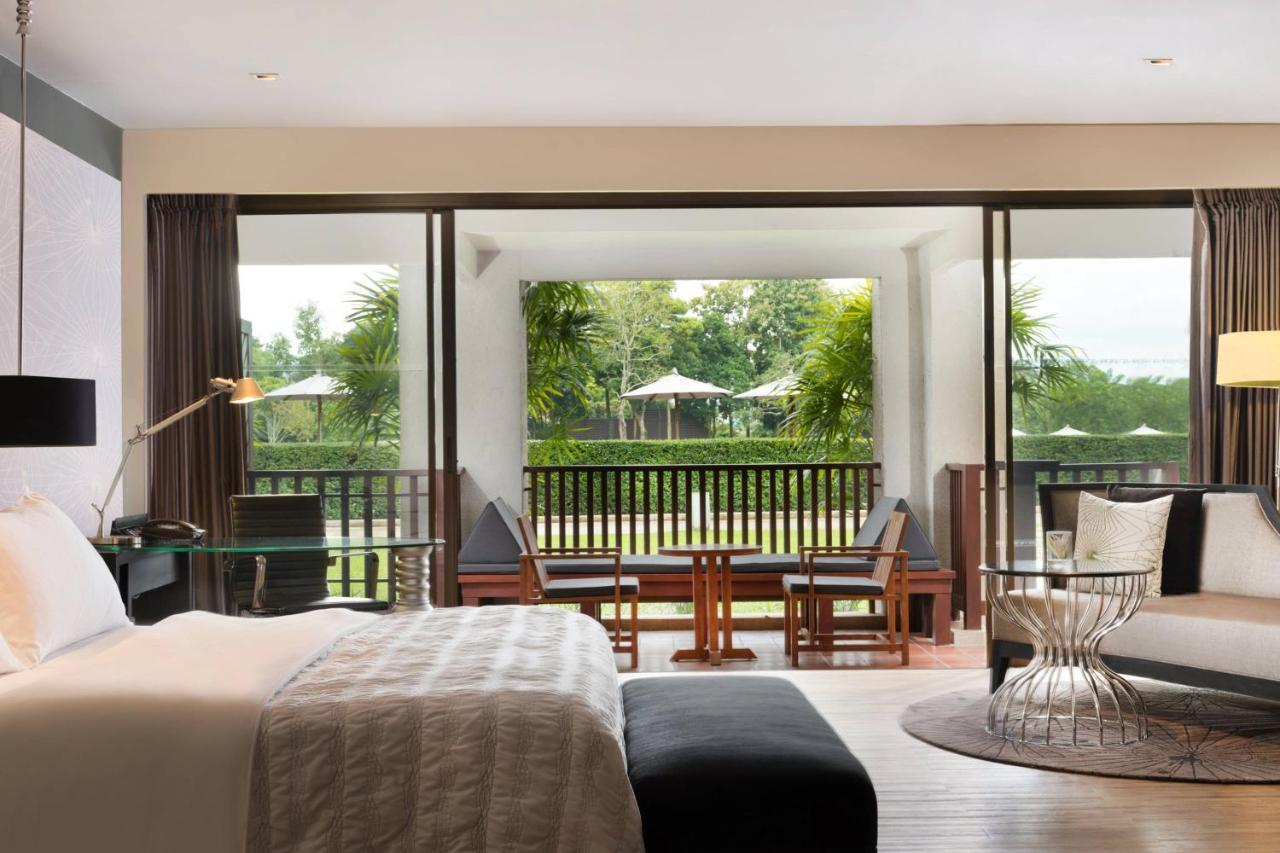 Grande Deluxe Terrace Larger Guest room 1 King Balcony