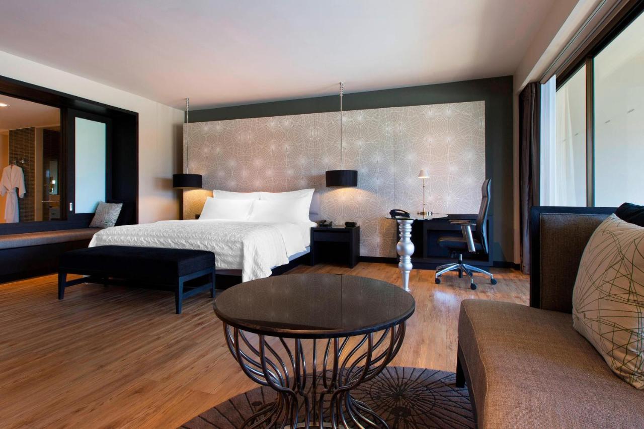 Grande Deluxe Terrace Larger Guest room 1 King Balcony